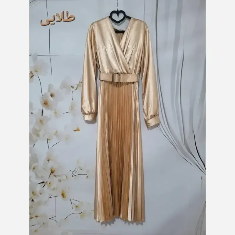 پیراهن مجلسی زنانه ساتن ال ایکس آستین بلند با کمربند و دامن پلیسه رنگ طلایی - تصویر 3