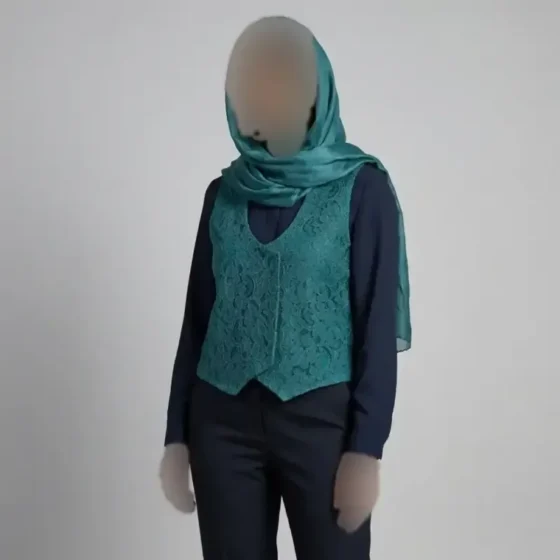 جلیقه زنانه ساتن و دانتل گلدار جلو باز یقه هفت فری سایز رنگ قرمز و سبز کله غازی