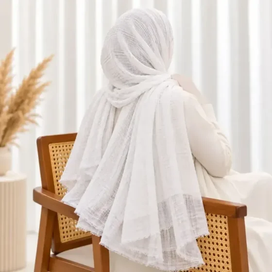 شال ساده نخی مدل حصیری سفید رنگ قواره 175 در 77 سانتیمتر