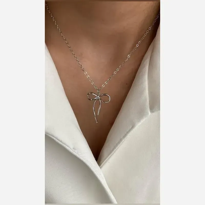 گردنبند دخترانه استیل طرح پاپیون رنگ ثابت نقره ای - تصویر 2